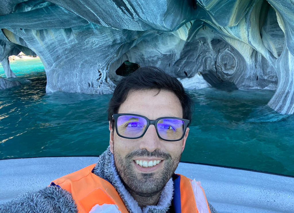 Selfie of Ignacio Pérez Rodríguez in front of a cave system